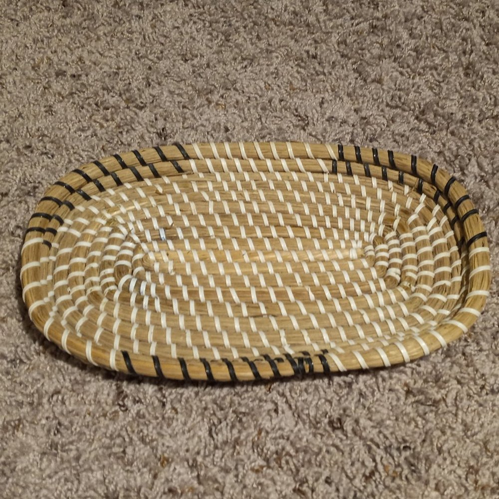 Woven grass tray/bowl/plate